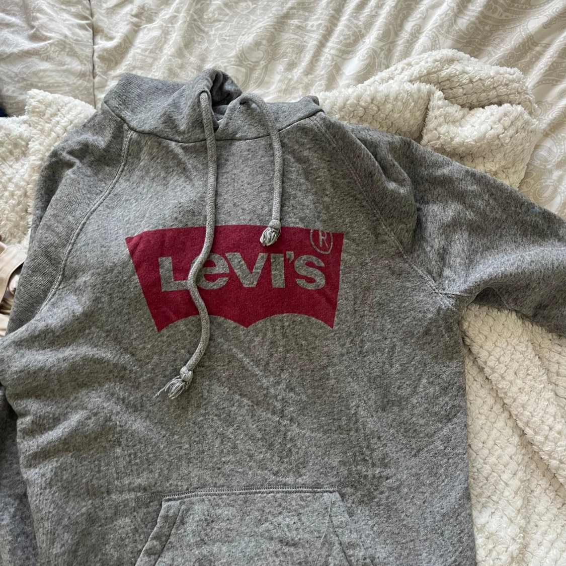 Grå hoodie från Levi's med logga