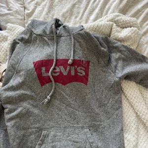 Grå hoodie från Levi's med logga - Säljer en grå hoodie från Levi's i storlek XS passar mer som S-M