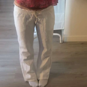 Vita Roxy linnebyxor  - Hej, säljer nu mina vita Roxy linnebyxor. Har endast använt de en gång. Så i väldigt fint skick! ❤️ kommer inte till användning 💕 Storlek M men passar även mig som bär S beroende på hur man vill att de ska sitta. På bilden har jag vikt upp de, så de är en aning för långa på mig annars. ❤️
