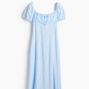 SÖKER midiklänning med puffarm hm - SÖKER den klänningen från hm helst storlek s kanske m 