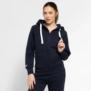 Mörkblå hoodie med dragkedja - Mörkblå hoodie med vit snörning och dragkedja framtill. Tröjan har huva, känguruficka och ribbade muddar vid ärmslut och nederkant. Perfekt för chill dagar eller när du vill vara extra bekväm. Ej använd endast testad!