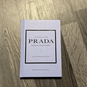 Lilla boken om Prada - Upptäck Pradas historia och ikoniska mode i denna snyggt illustrerade bok! Perfekt för dig som älskar stil, design och vill veta mer om ett av världens mest inflytelserika modehus. Inspirerande bilder och spännande fakta om modevärlden. Det finns lite små repor men inget som syns förutom om man kollar nära.