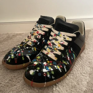 Maison Margiela gats - Säljer nu ett par feta gats i väldigt bra skick som är försmå för mig! Dom är riktigt bra om man vill sticka ut lite och dom är perfekt nu inför sommaren! Det är storlek 42 och dom är i 9/10 skick! Kom med frågor om bud i Dm!!