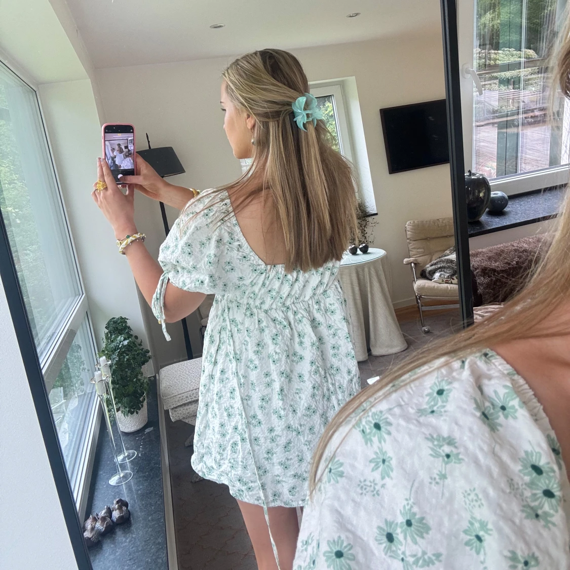 Vit blommig kortklänning med puffärm - 4