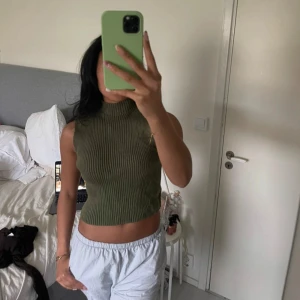 Grön stickad topp - En otroligt mjukt topp utan ärmar, perfekt grön nyans som har kommit till användning en gång. Passar s och m🥰🥰