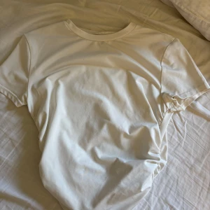 Vit tshirt - Jätteskönt material!