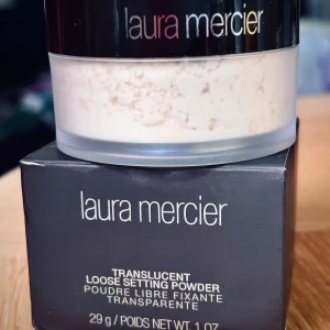 Laura Mercier Translucent Loose Setting Powder! - Ikoniska Translucent Loose Setting Powder från Laura Mercier är en vinnare av flertalet priser och en sann kultfavorit inom skönhetsvärlden. 29 g. Plomberad med kartong.