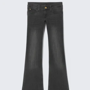 Mörkgrå bootcut jeans - Snygga mörkgrå jeans med bootcut-modell och klassisk femficksdesign. Jeansen har en lätt tvättad look och gylf med dragkedja och knapp. Perfekta för dig som gillar en retrovibe och vill ha ett par jeans som sticker ut.