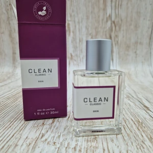 CLEAN Classic Skin EdP 30ml - Fräsch parfym från CLEAN i doften Classic Skin. Flaskan är genomskinlig och fyrkantig med silverfärgad kork och vit etikett med lila ram. Kommer i en lila kartong. Parfymen är vegansk, cruelty free och har en ren formula. Innehåller 30 ml eau de parfum.