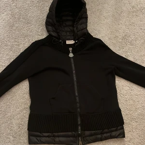 Moncler cardigan jacka - Jag säljer nu min unika moncler cardigan💕den är sparsamt använd och har inga defekter. Den är i storlek 2 som innebär S🥰cardiganen har en luva som ej går att ta bort men inget man stör sig på❤️det är bara dun material nertill jackan och i luvan alltså ärmarna osv är endast i tyg, det är bara att ställa frågor och priset kan diskuteras!😊
