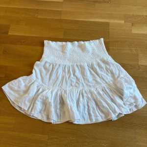 Vit volangkjol - Superfin vit kortkjol från lager 157. Den är tunn och luftig.