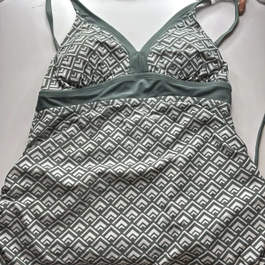 fint badlinne med vaddering - badlinne som är köpt på vinted! kuporna är vadderade och det är snörning på sidorna, aldrig kommit till användning🩷