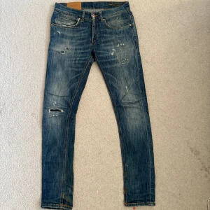 Dondup George jeans - Riktigt schyssta dondup jeans i modellen George skinnet fit! Snygga slitningar från fabrik, dvs design. Skriv vid frågor!