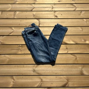 Dondup George  - Säljer nu dessa sjukt snygga blåa Dondup George jeans i storlek w31. Midjan 40cm. Lår 25cm. Ytterlängd 102cm. Innerlängd 80cm. Skicket på dessa är väldigt fint 9/10. För fler frågor eller funderingar är det bara att höra av sig. 
