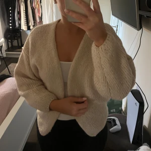 Beige stickad kofta med loose fit - Mysig beige stickad kofta med avslappnad passform och lång ärm. Perfekt till sommar kvällar eller mys kvällar hemma