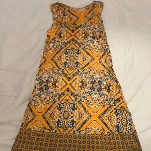 Gul mönstrad klänning från Indiska - Färgstark gul klänning från indiska i storlek S