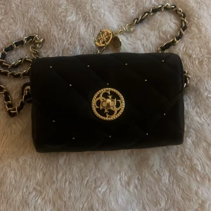 Midje väska från GUESS🌟NYTT PRIS❗️1300kr - Nyköpt aldrig andvänd. Stilren, passar till allt. Pris går att diskuteras🌟