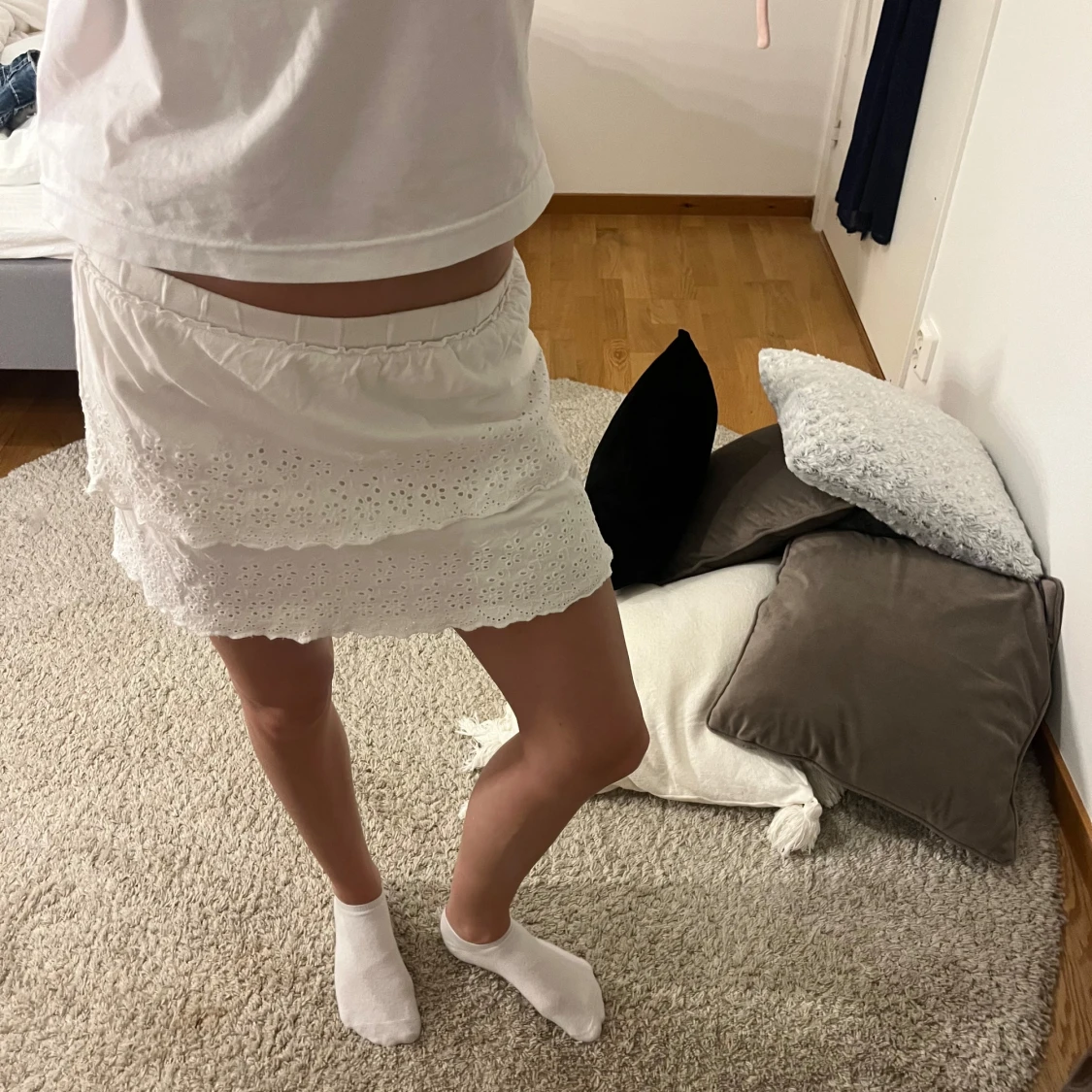 Vit kort kjol med broderade volanger