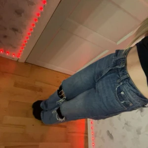 snygga baggy jeans - coola baggy jeans med hål i knäna! dom är högmidjade och från lager 157! säljer dom för att dom inte kommit till användning🤗 jag som vanligtvis har storlek M på byxor passar dom väldigt bra på mig och perfekt längd i benen (jag är 168cm)