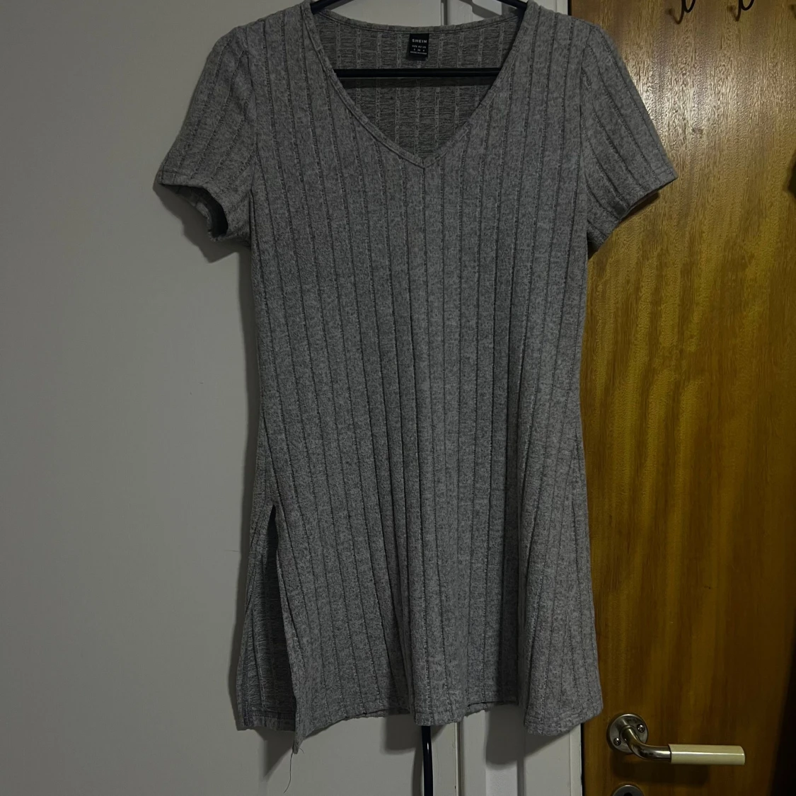 Grå ribbad kortklänning med v-ringning