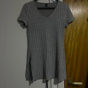 Grå ribbad kortklänning med v-ringning - Grå ribbad tröja 🩶