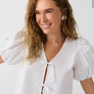 Vit blus med puffärm från Gina Tricot -  Vit blus från Gina Tricot med puffiga korta ärmar och två knytningar framtill. V-ringad och fin till sommaren🙌🏼
