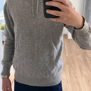 Grå Kashmir hoodie från sayless  - Säljer en Kashmir hoodie från sayless i storlek xxs  nypris 899kr mitt pris 449kr