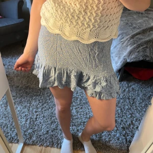 Blommig blå volangkjol från Lindex - Supersöt ljusblå kortkjol från Lindex med vita små blommor och volangkant nertill!!☺️🩵 Kjolen har elastisk midja och är gjord i mjuk bomull, perfekt för vår och sommar!!☀️Snygg att matcha ihop med iprinsip allt!! Är lite skrynklig nu men om ni n köper strular jag såklart den innan den levereras!!🥰 Hör av er för mått, fler bilder eller frågor!!😊