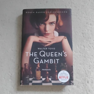 The Queen's Gambit - En gripande roman om Beth Harmon, ett schackgeni som kämpar mot missbruk och utmaningar i en mansdominerad värld. Perfekt för dig som gillar starka karaktärer, spänning och Netflix-serier. En modern klassiker som inspirerar och engagerar unga vuxna.