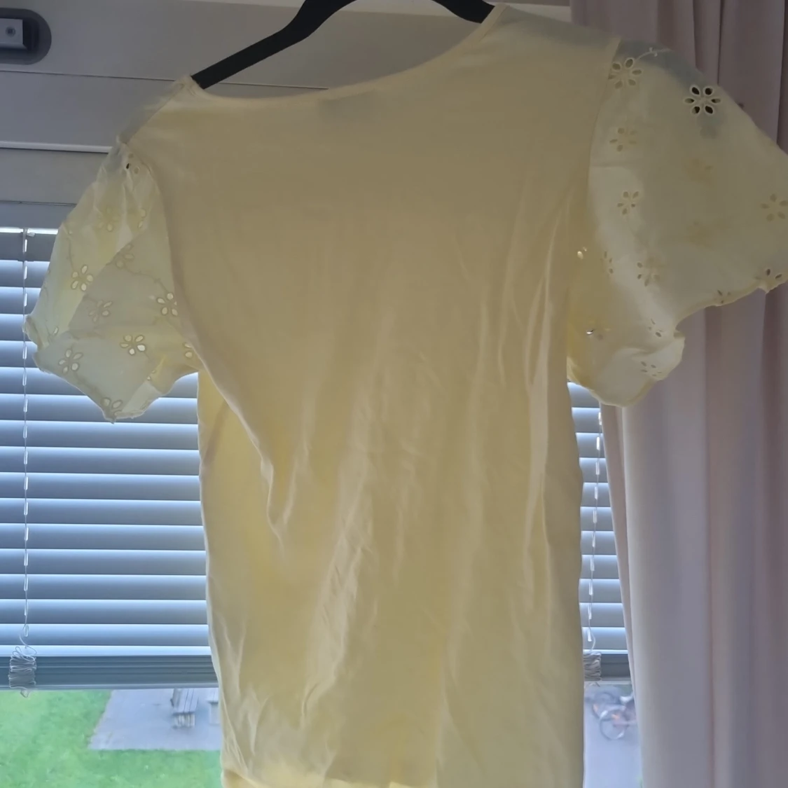 Gul t-shirt med broderade ärmar Samsa - 1