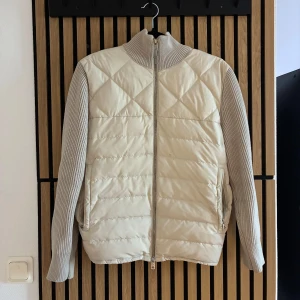 Moncler Cardigan - Sällsynt modell av moncler, har en liten synlig ”fläck” som syns i sista bilden. Storlek Small. 