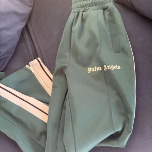 Palm Angels byxor - Mörkgröna Palm Angels byxor i storlek M!  Skick 7/10 bara lapparna som tagit lite stryk i byxorna, vill ni ha fler bilder bara be om det!🙏