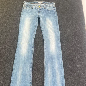 Lowrise Jeans - Supersnygga jeans i modellen Coral Flap, de är i bra skick, lite slitna vid grenen men annars utan defekter😇💓 De är 37cm rakt över midjan, 18,5cm grenhöjd, 77cm innerben och 19,5cm rakt över benöppningen💓