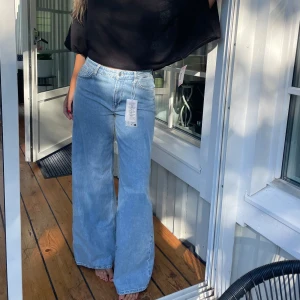 Ljusblåa lowwaist jeans - Säljer ett par ljusblåa jeans.