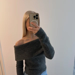 Mörkgrå offshoulder stickad tröja H&M - Säljer en mörkgrå stickad tröja från H&M i offshoulder-modell. Mycket bra skick storlek XS