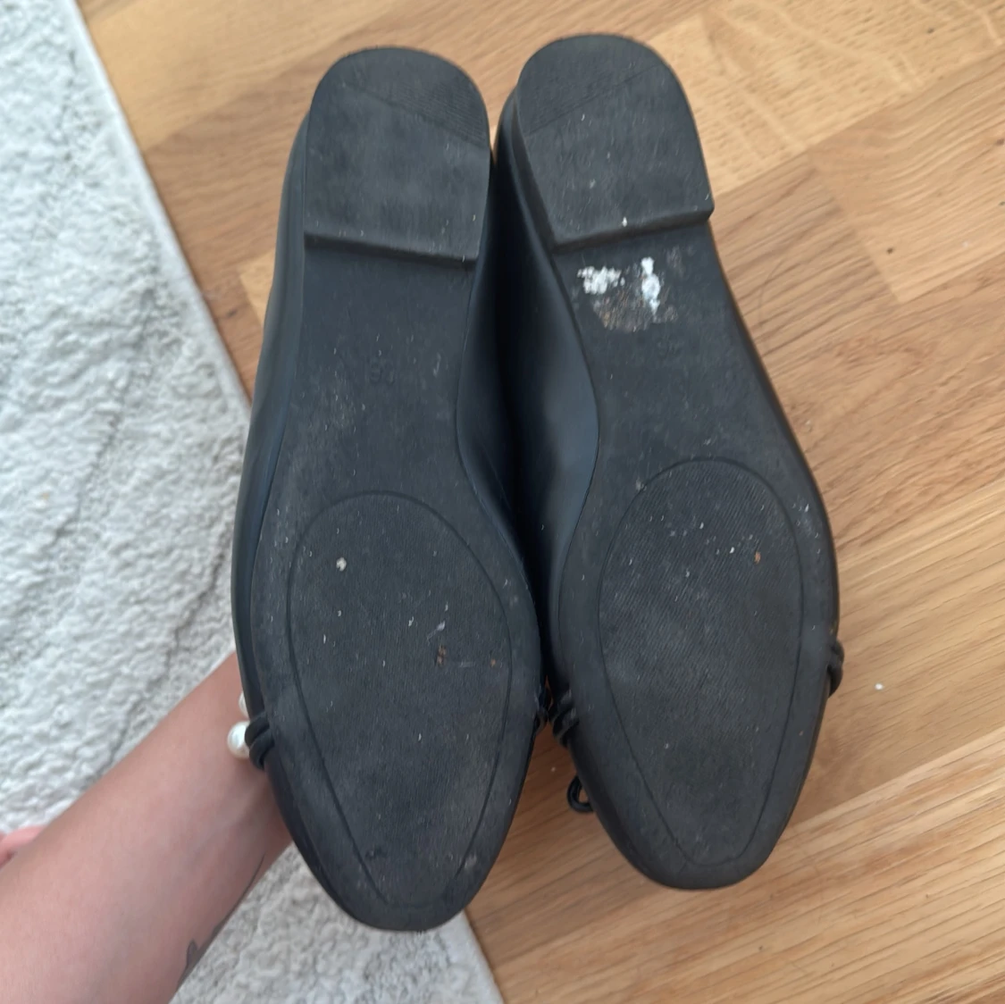 Svarta ballerinaskor med pärldetalj - 2