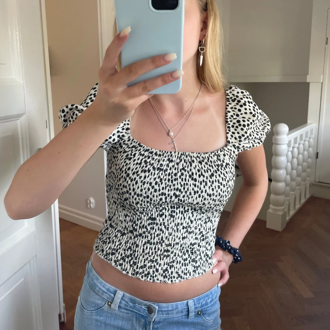 Prickig croppad blus med puffärm