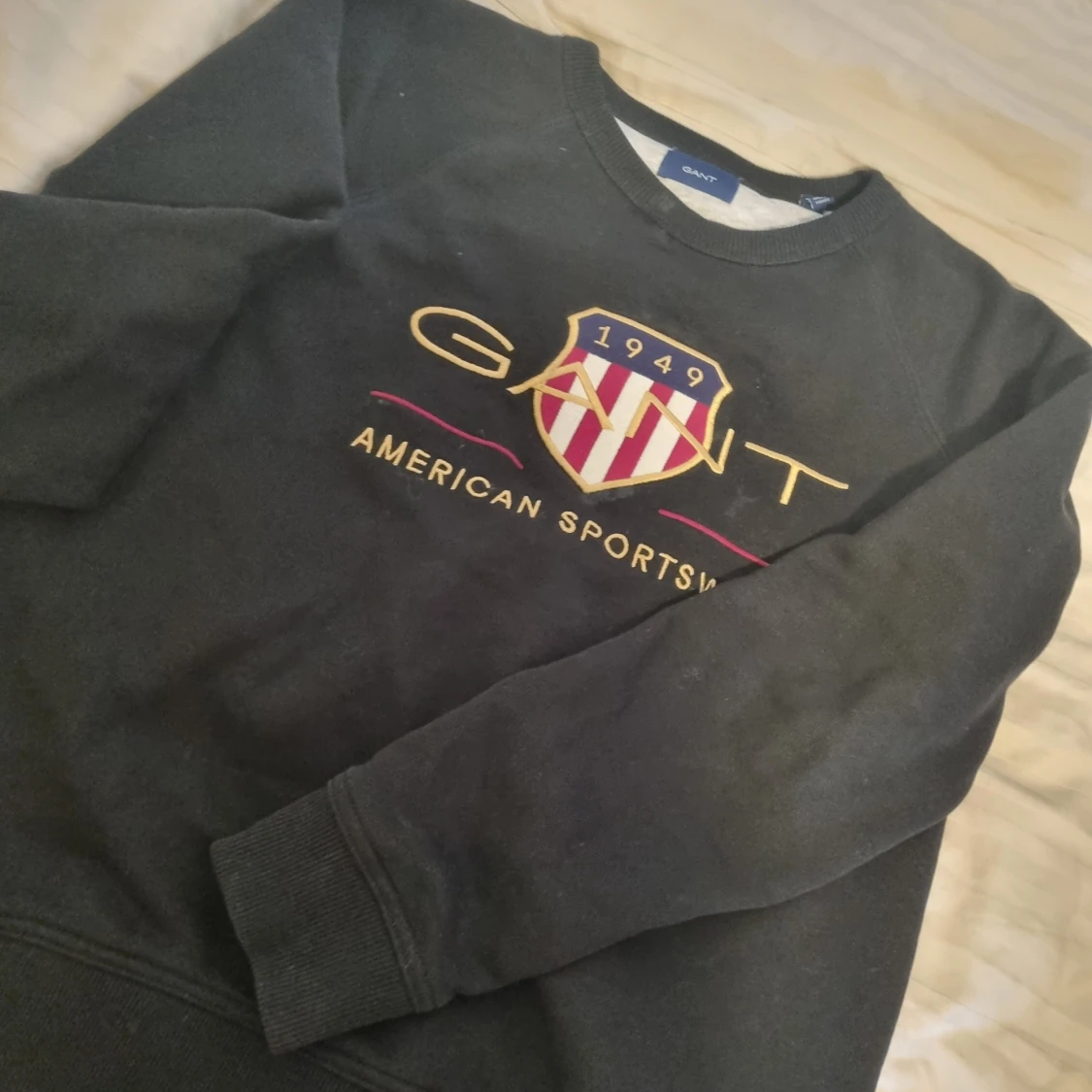 Svart sweatshirt från GANT med brodyr - 2