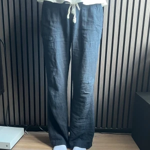 Mörkblå linnebyxor från Roxy - Snygga mörkblå linnebyxor från Roxy med raka ben. Byxorna har stora fickor framtill och är perfekta för en chill och avslappnad stil. Luftigt material som passar bra till varmare dagar. Storlek S/36, modellen är 172cm. Byxorna har lite slitningar/hål vid vänstra knät, Det går att sy ihop hålen. Nypris: 600kr. Mitt pris: 200kr pga defekterna. Kom gärna med frågor och prisförslag💓
