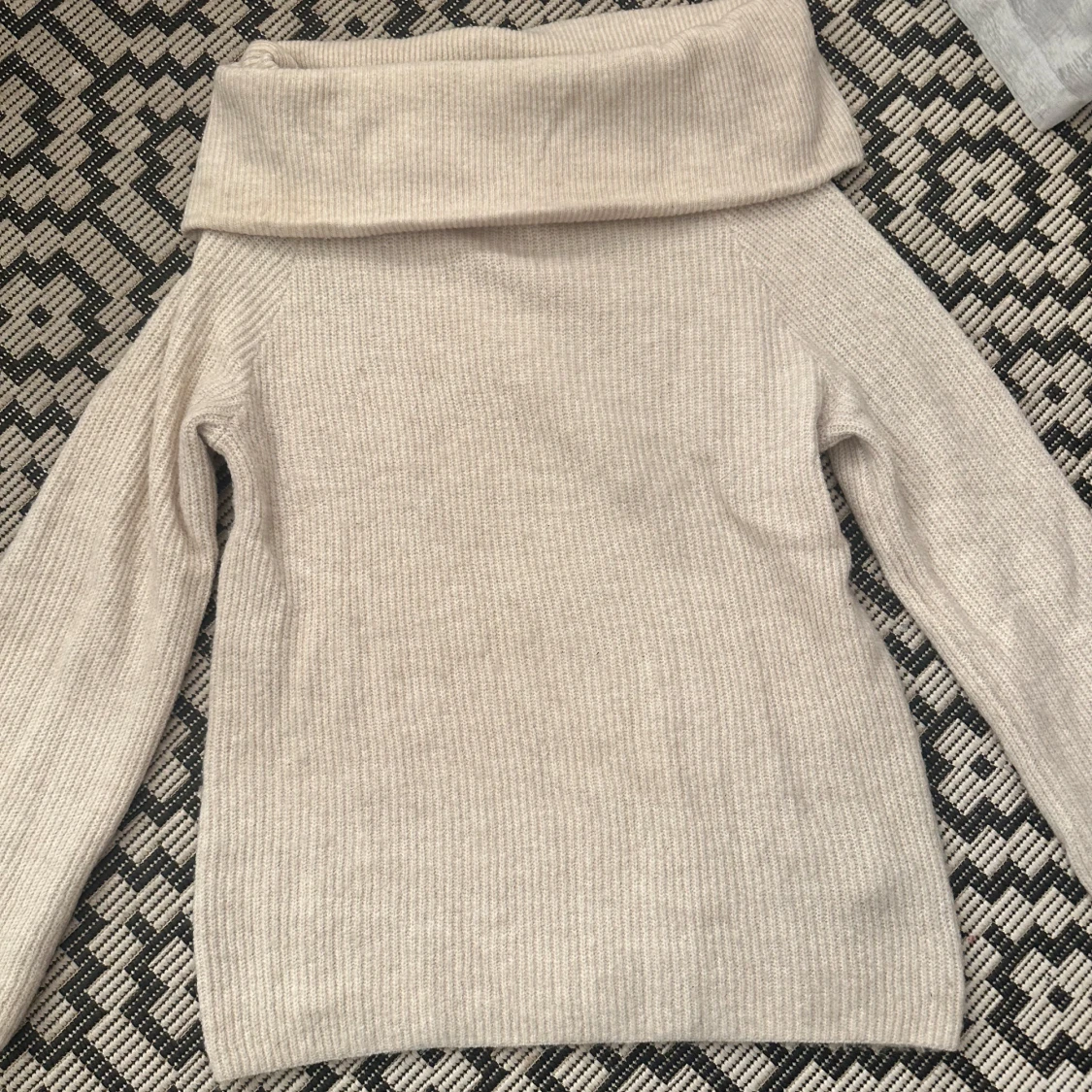 Beige ribbad offshoulder från H&M