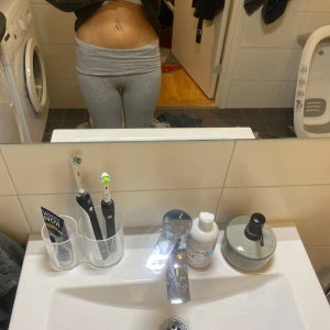 Gråa joga pants - Säljer ett par gråa mjukisbyxor med hög midja och tight passform. Byxorna är i mjukt bomullsmaterial och sitter riktigt skönt mot kroppen. Perfekta för chill eller träning. Enkla att matcha med hoodies eller crop tops.