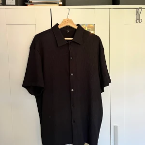 Fin skjorta  - Storlek M Köpt från shein/manfinity Aldrig använd  Svart färg Skicka meddelande vid några funderingar  Kolla gärna även in mina andra annonser