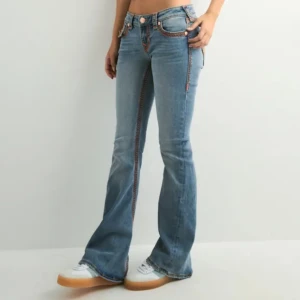 True Religion JOEY  - Nya oanvända med etikett kvar i storlek W23 - JOEY LR FLARE SUPER QT FLAP. Ordpris 2300kr. Fått i present, däremot för små för mig. 
