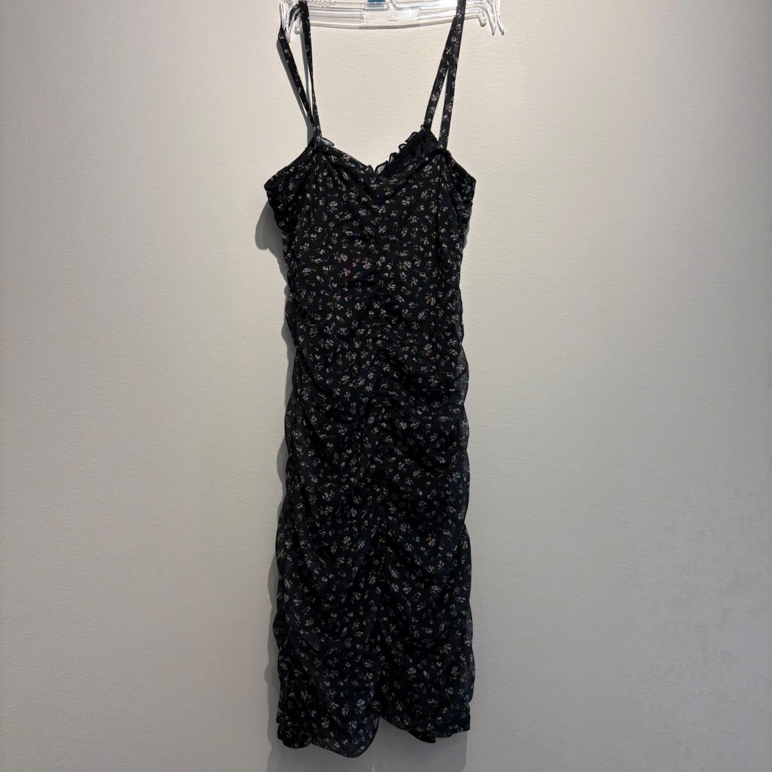 Svart blommig kortklänning DIVIDED - 2