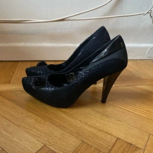 Klackar med detalj - Jättefina vintage klackar med blommor. Nypris 350 vilket man kan se på lappen