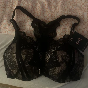 2 spetsiga korsetter i svart & vinröd - Säljer två fina push up bh från hunkemöller. Aldrig använda, den svarta har prislappen kvar. Köp båda direkt för 230 kr eller 150kr styck. Storlek 75B (70D då de är systerstorlek) 