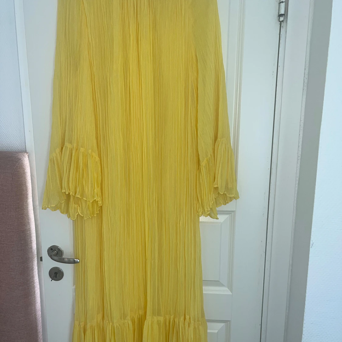 Gul långklänning med volangärmar XS - 1