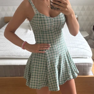 Klänning - grön rutig shortsdress som ser ut som en klänning! 👗 väldigt stretchig, aldrig använd. nypris 550kr