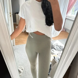 Träningstights gröna   - Nya tränings tights i Storlek S, super sköna.