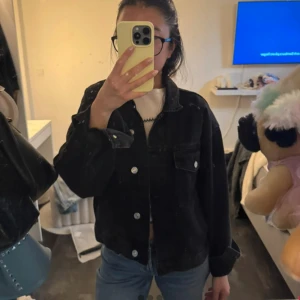 Svart oversized jeansjacka - Säljer en svart jeansjacka med silvriga knappar och klassisk krage. 